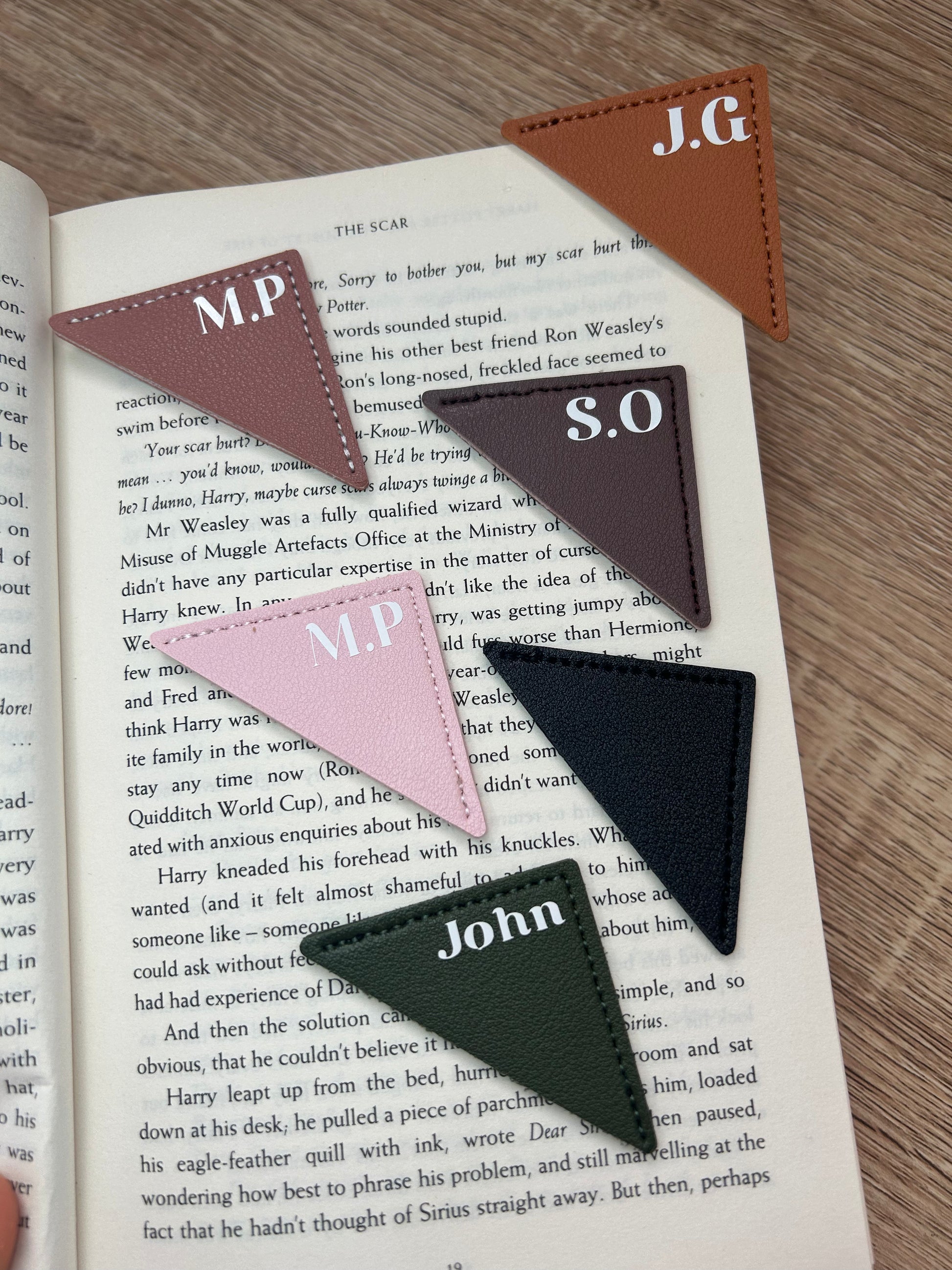 Triangular leather bookmark. – Made by Chelsea